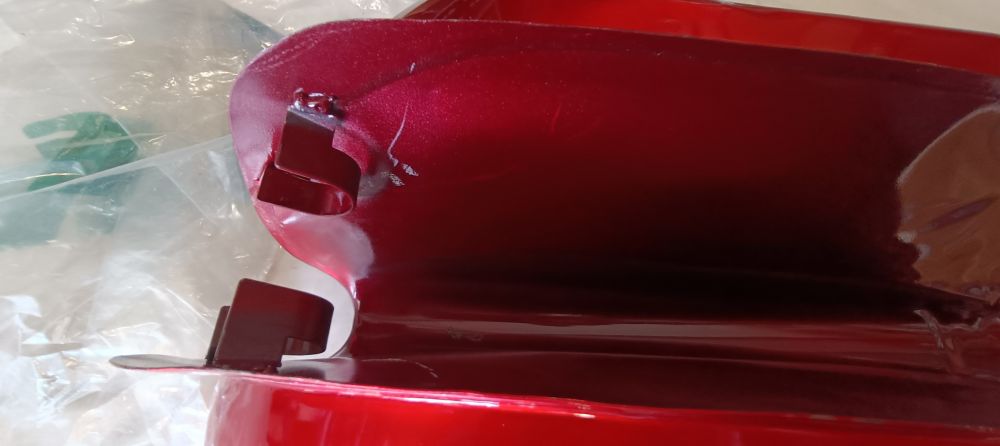 serbatoio nuovo rosso con fregi laverda lb - il serbatoio ha qualche segno di movimentazione -