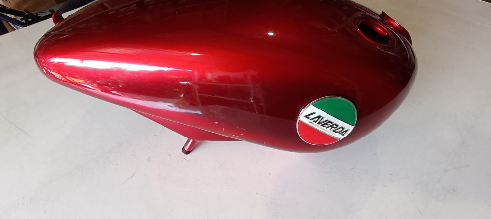 serbatoio nuovo rosso con fregi laverda lb - il serbatoio ha qualche segno di movimentazione -