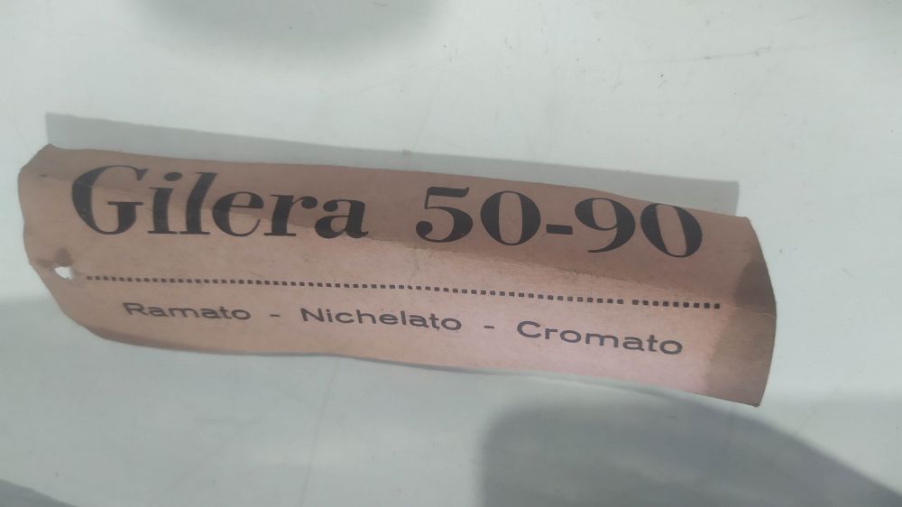 protezioni parametrale rosse con poggiapiedi marca far per gilera g50 - g80 - puo presentare leggeri punti di ruggine - ha una parte di gomma mancante -