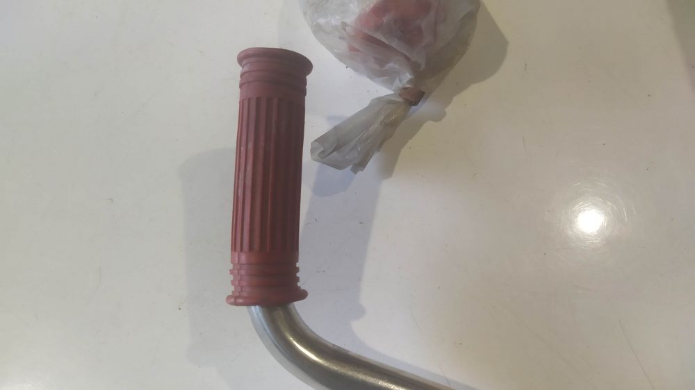 protezioni parametrale rosse con poggiapiedi marca far per gilera g50 - g80 - puo presentare leggeri punti di ruggine - ha una parte di gomma mancante -