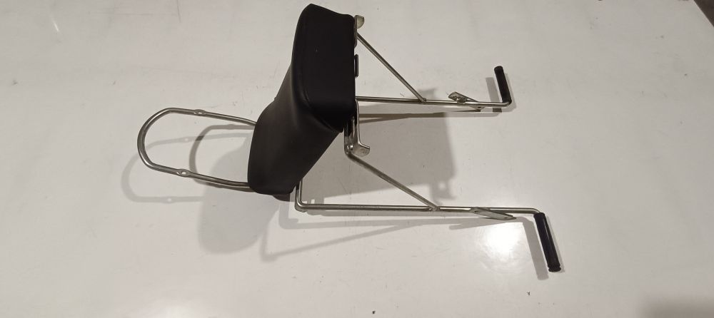 seggiolino posteriore bici per portapacchi - il seggiolino e nuovo presenta segni di movimentazione .