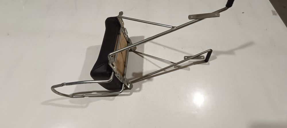 seggiolino posteriore bici per portapacchi - il seggiolino e nuovo presenta segni di movimentazione .
