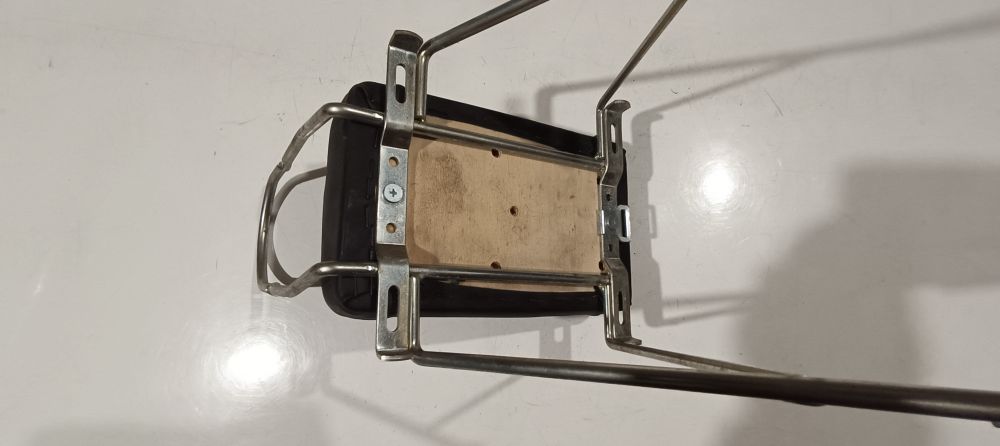 seggiolino posteriore bici per portapacchi - il seggiolino e nuovo presenta segni di movimentazione .