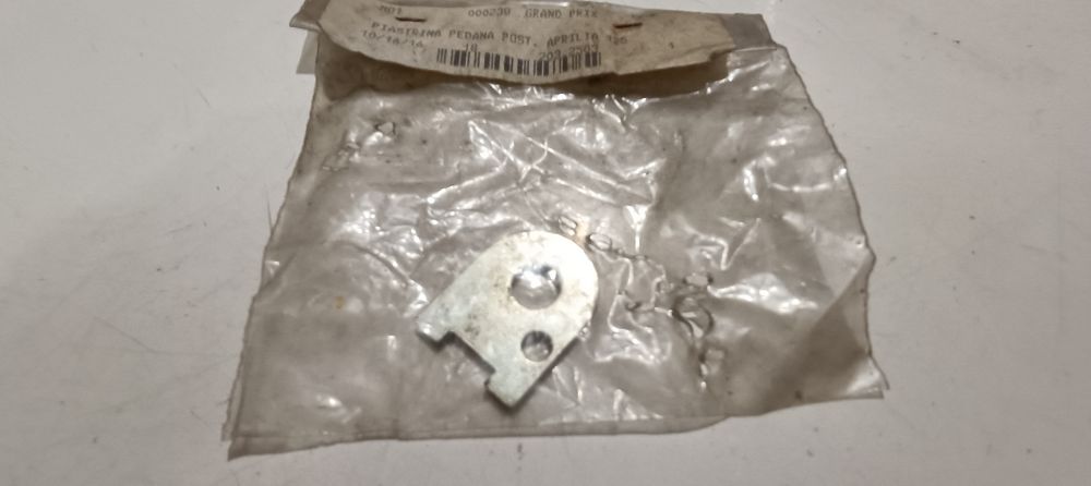 piastrina pedana posteriore aprilia 125