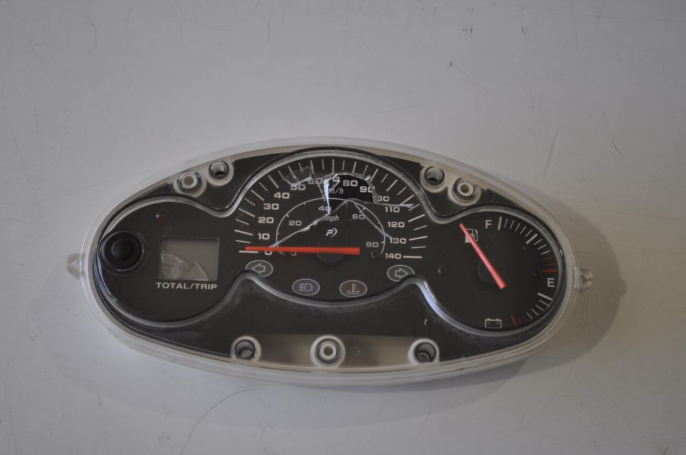cruscotto usato con vetro rotto mbk skyliner – yamaha majesty 125 / 180 ´03