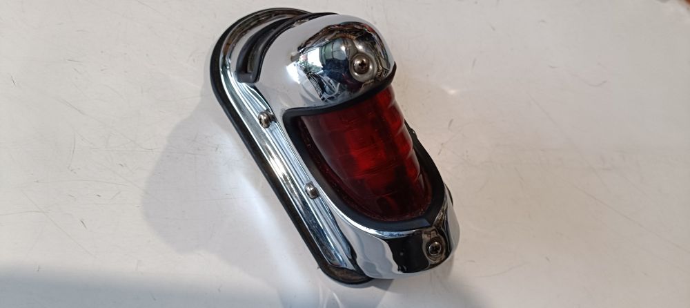 faro posteriore vintage per moto – piccolo schianto nel vetro -