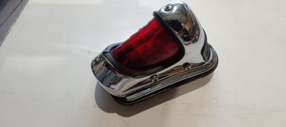 faro posteriore vintage per moto – piccolo schianto nel vetro -