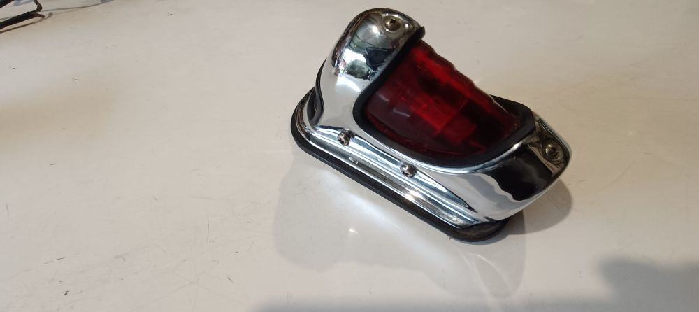 faro posteriore vintage per moto – piccolo schianto nel vetro -