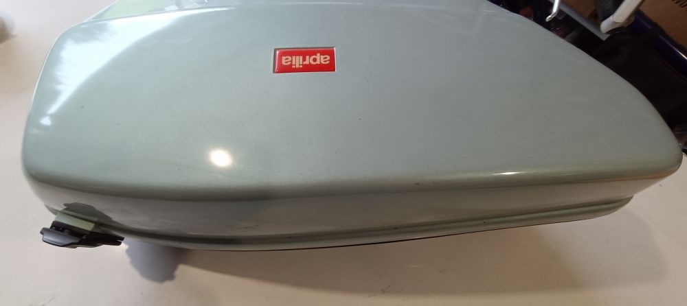 valigia laterale nuova verde acqua aprilia scarabeo 150 – non ha serrature e chiavi -
