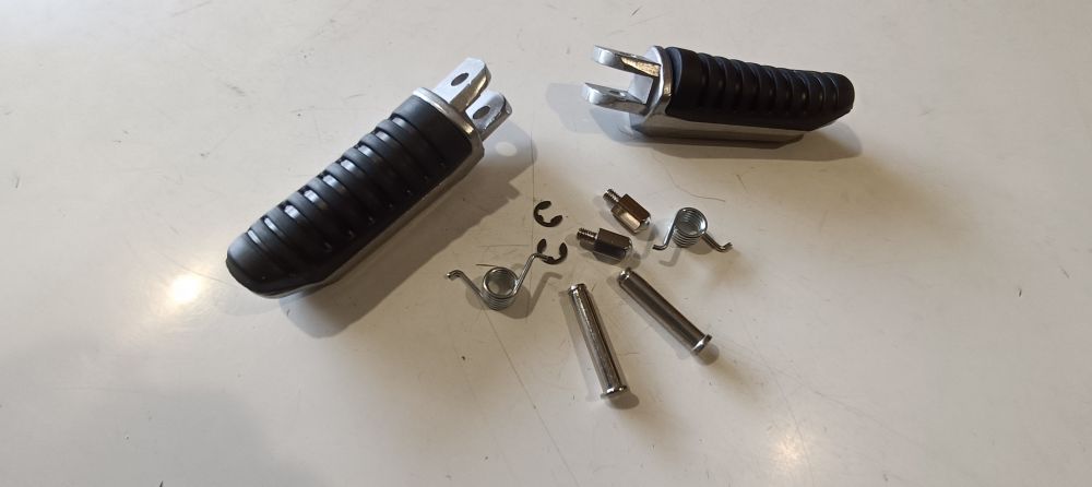 coppia pedane nuova vari modelli moto 