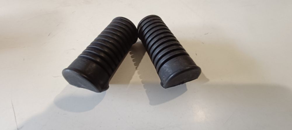 2 gomme pedane poggiapiedi con separatore interno