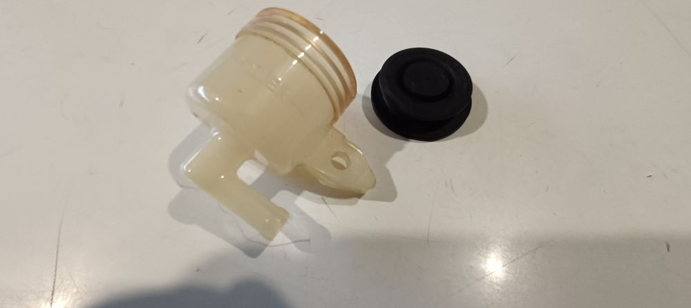 serbatoio olio usato moto senza tappo