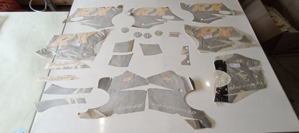 kit adesivi vari colori per motorhispania rx 50 – il prezzo si riferisce a tutti gli articoli -