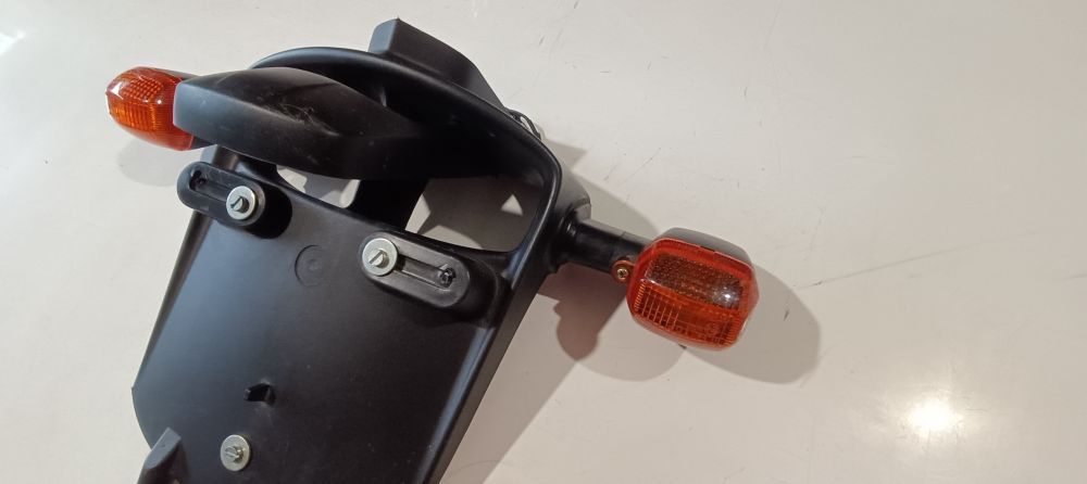 portatarga orginale 5mt-21629 usato buono completo di frecce yamaha r1