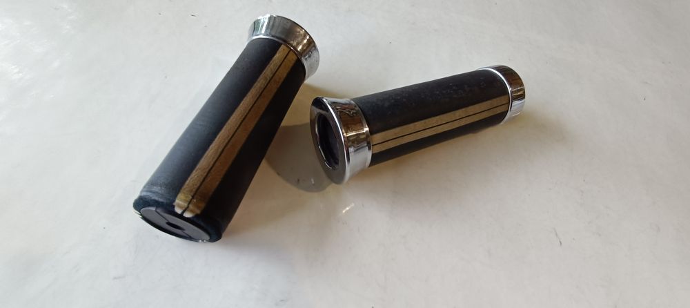 coppia manopole vintage usate moto custom lunghezza 13,5 – d. 24 – manca un finale -