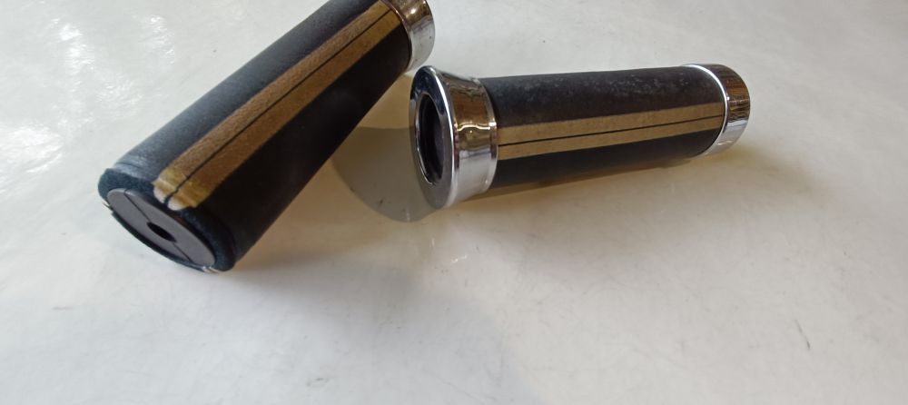 coppia manopole vintage usate moto custom lunghezza 13,5 – d. 24 – manca un finale -