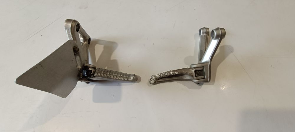 coppia supporti pedane con pedane usate ducati 996 – 916 – 748