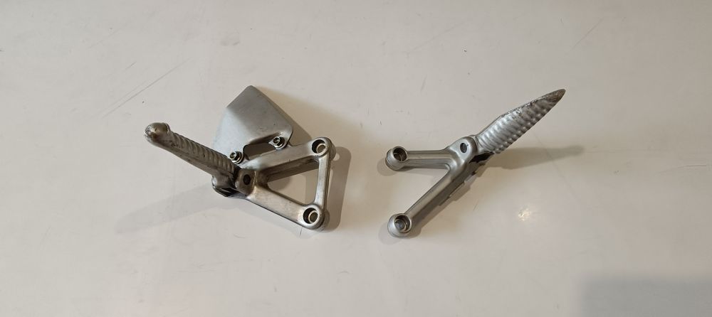 coppia supporti pedane con pedane usate ducati 996 – 916 – 748 
