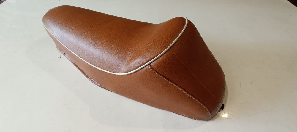 sella nuova marrone a gobba etichetta piaggio vespa 50 special