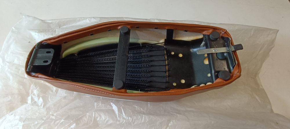 sella nuova marrone a gobba etichetta piaggio vespa 50 special