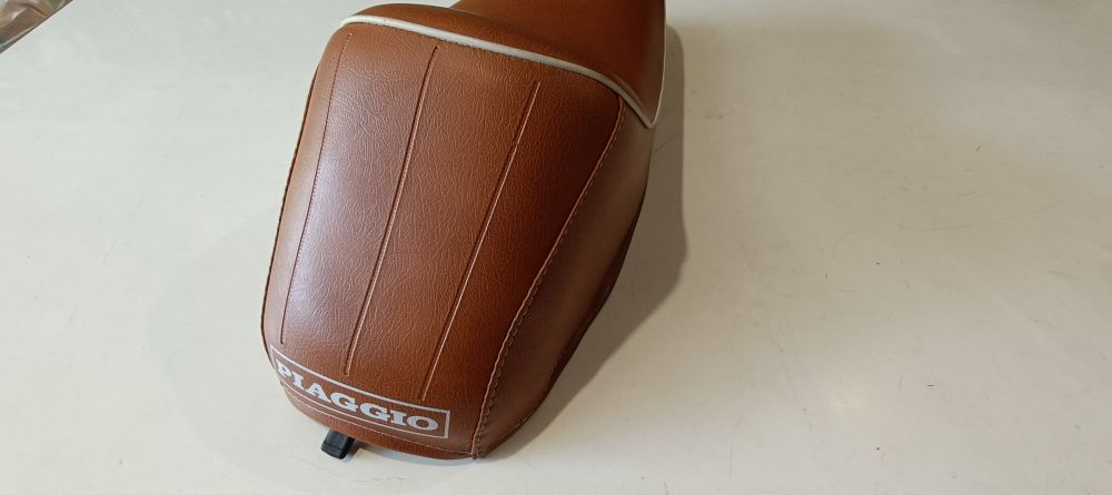 sella nuova marrone a gobba etichetta piaggio vespa 50 special