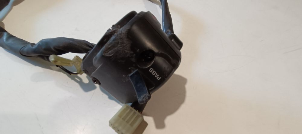 commutatore usato clacson – frecce – fari – 4 frecce – plastica grattata -