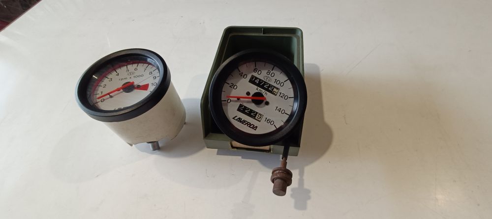 contakm e contagiri usati funzionanti laverda epoca sfondo bianco scala 160