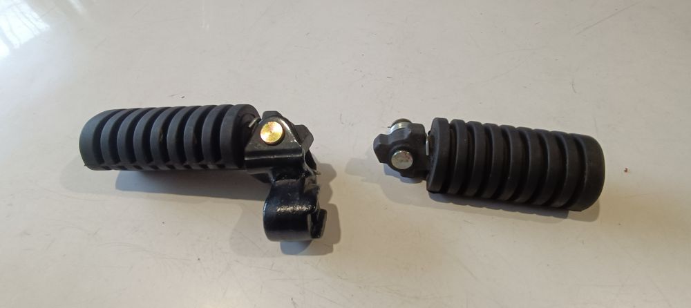 coppia pedane poggiapiedi nuove originali cagiva aletta rossa &ndash; elefanto