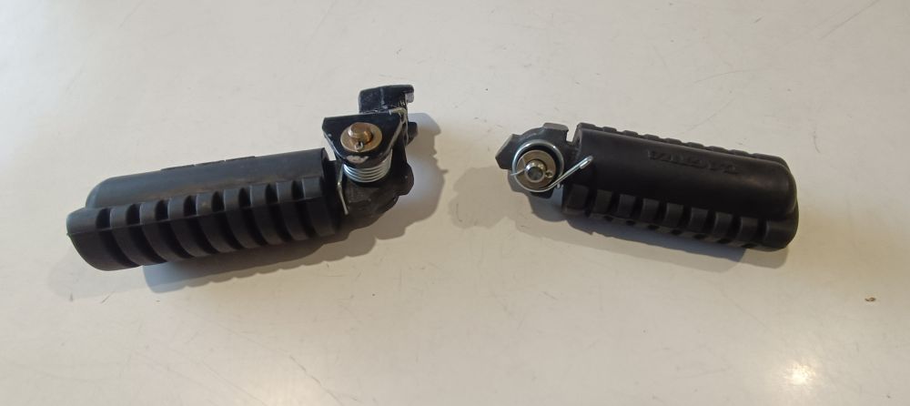 coppia pedane poggiapiedi nuove originali cagiva aletta rossa &ndash; elefanto