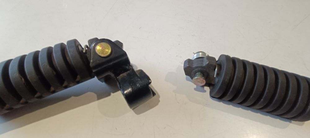 coppia pedane poggiapiedi nuove originali cagiva aletta rossa &ndash; elefanto