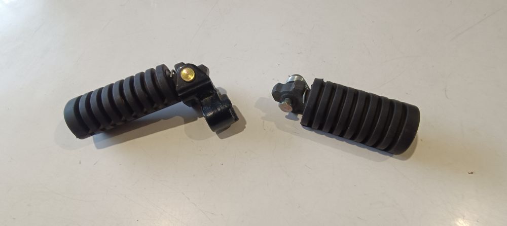 coppia pedane poggiapiedi nuove originali cagiva aletta rossa &ndash; elefanto