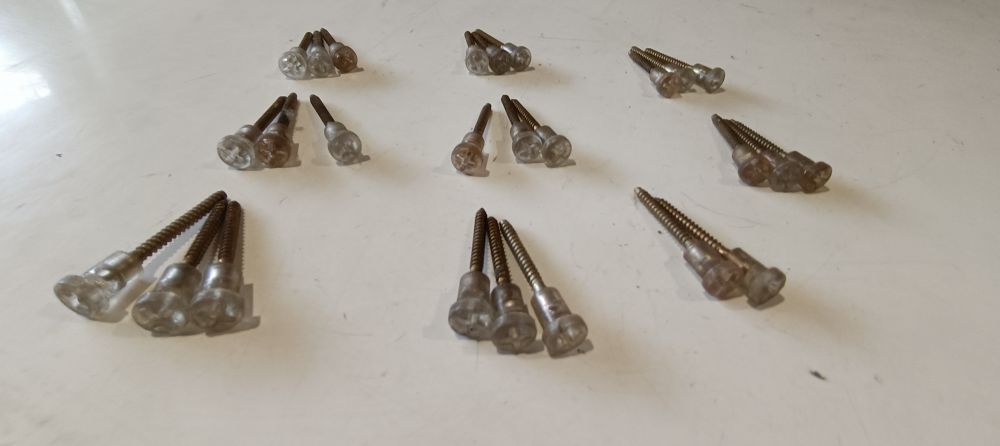 26 viti testa plastica per fanaleria &ndash; m4 &ndash; filettatura 30mm