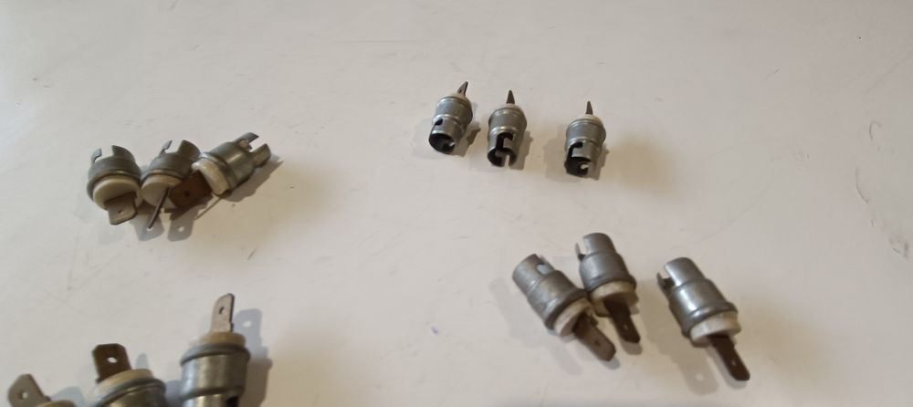 14 portalampada in ferro nuovi a baionetta 1 lamella