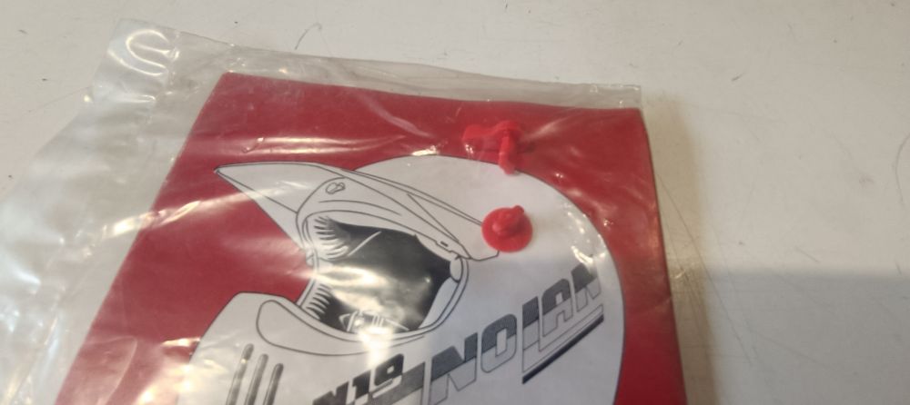 2 nottolini clip ferma visiera nuovi per casco nolan n19 &ndash; 1 rosso &ndash; 1 nero