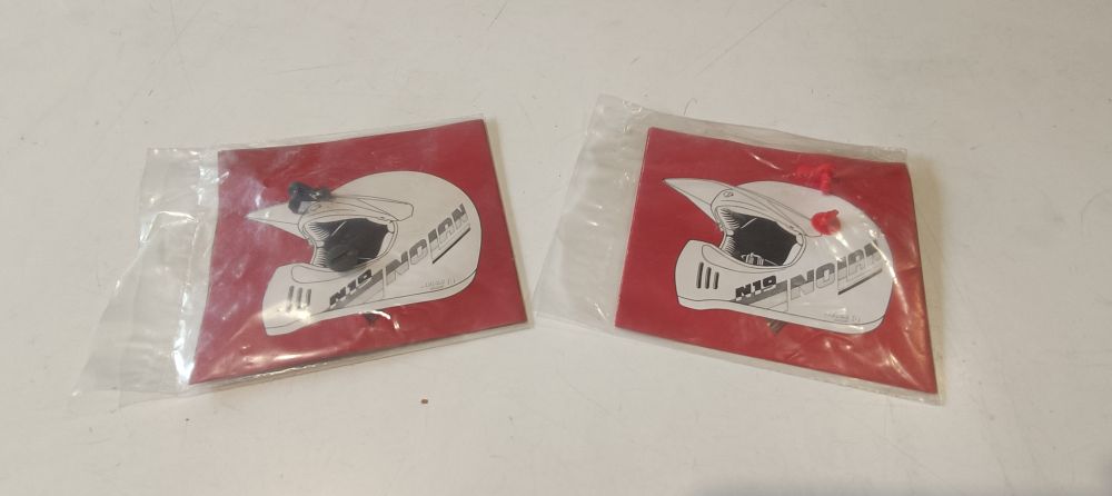2 nottolini clip ferma visiera nuovi per casco nolan n19 &ndash; 1 rosso &ndash; 1 nero