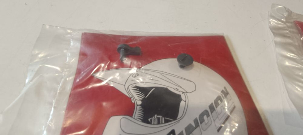 2 nottolini clip ferma visiera nuovi per casco nolan n19 &ndash; 1 rosso &ndash; 1 nero