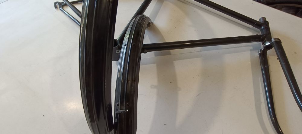 telaio nuovo con forcella e parafanghi bici passeggio epoca -dovrebbe essere una bianchi -