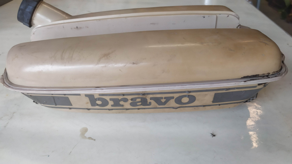 serbatoio usato piaggio bravo con rubinetto (leggera perdita dal foro centrale)