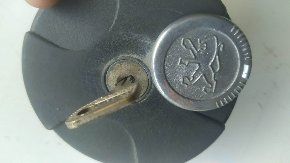 tappo serbatoio auto epoca marca peugeot - vedere misure
