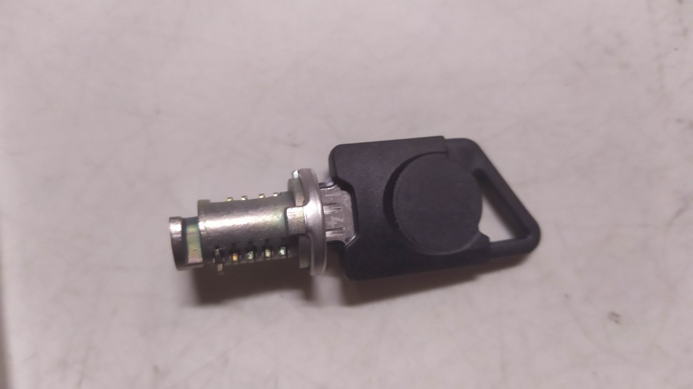 serratura con chiave per bauletto aprilia