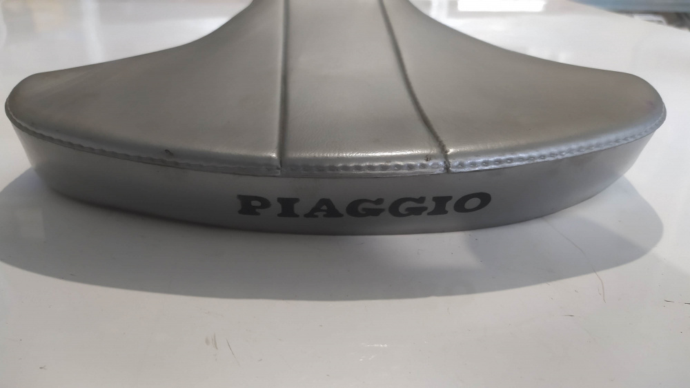 coprisella imbottita originale con scritta piaggio per ciclomotori piaggio - vedere misure -