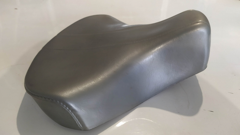 coprisella imbottita originale con scritta piaggio per ciclomotori piaggio - vedere misure -