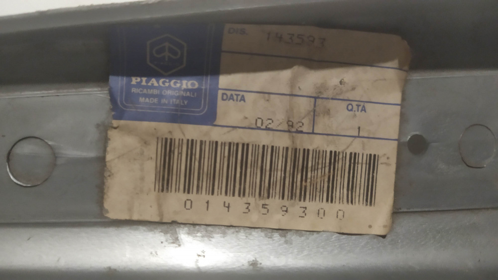 mascherina anteriore originale vespa 50 special - presenta segni di stoccaggio -