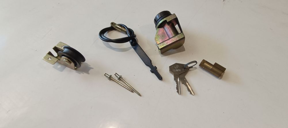 kit serratura casco e bloccasterzo nuovi originali chiavi zadi piaggio grillo